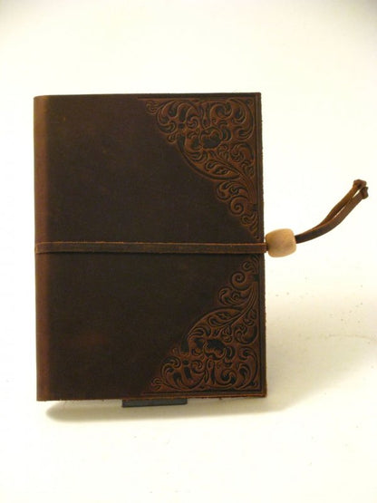 Calve's Leather Sketchbook - 16,5 x 12 cm - Gebosseleerde Hoeken - cierre largo con cordón